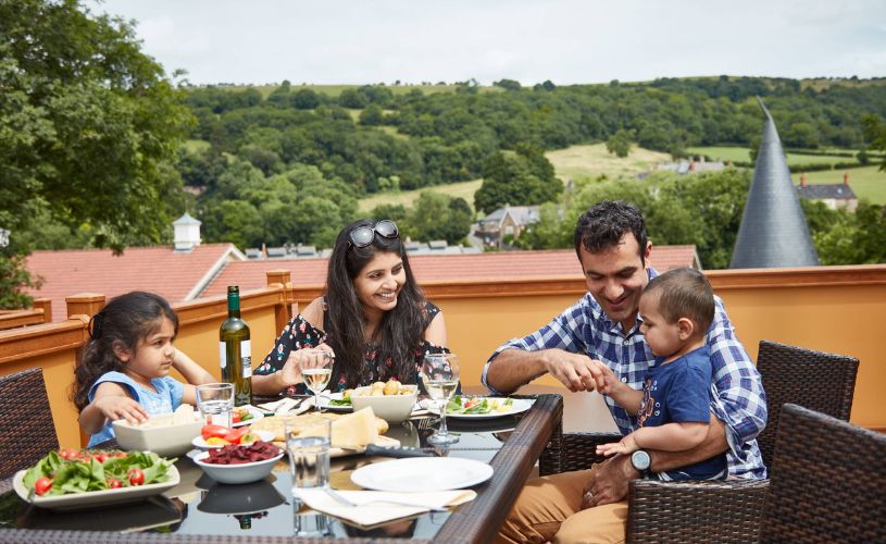 Mendip View Lodges family dining outside